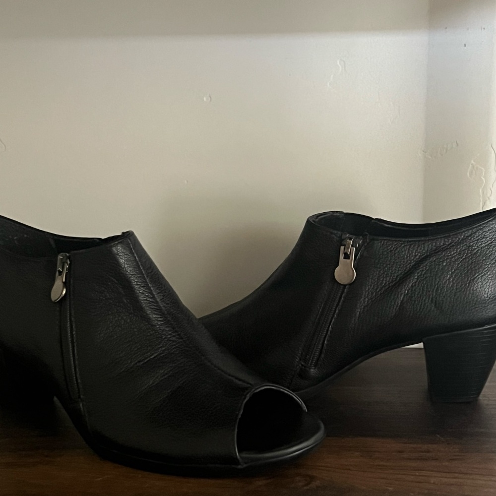 Discontinued Munro Luisa heels (New without tags)